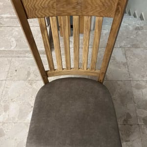 כיסא עץ עם מושב מרופד אפור