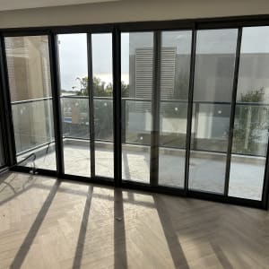 רצפה נקייה ליד חלונות זכוכית גדולים עם נוף לים