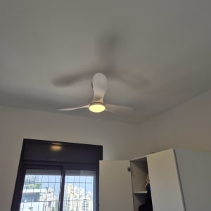 מאוורר תקרה עם תאורה בחדר