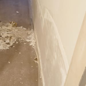 קיר עם קילופי צבע ותיקונים