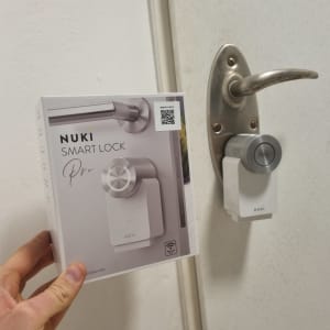 מנעול חכם של נוקי מותקן על דלת לבנה