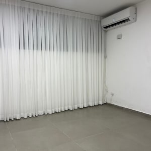 וילון הסטה לבן שקוף מעוצב המותקן מהתקרה עד הרצפה