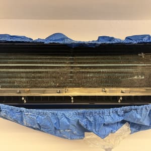 יחידת מיזוג אוויר עם כיסוי כחול