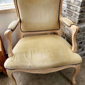 כיסא מרופד עם מסגרת עץ מגולפת