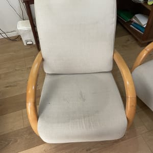 כיסא עם כתמים על הרצפה בחדר עבודה
