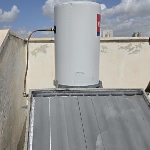 דוד שמש על גג עם שמיים כחולים