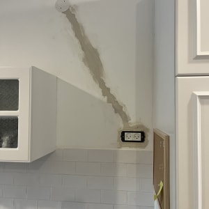 שקע חשמל כפול בקיר עם סימני תיקון