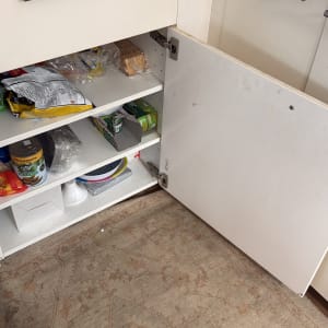 ארון מטבח פתוח עם מדפים ומוצרים