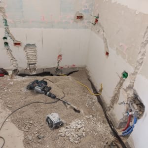 כלי עבודה וצינורות באתר שיפוץ קיר