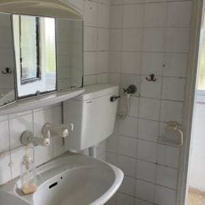 חדר אמבטיה עם כיור, אסלה ומראה