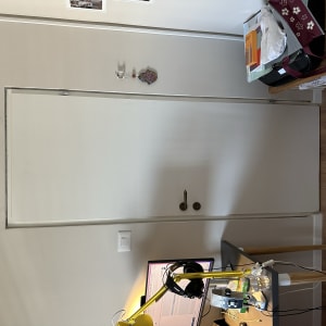 דלת לבנה עם ידיות עגולות חומות