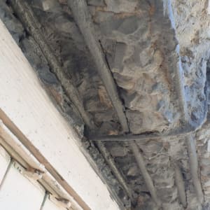 איטום תקרה עם חומר אפור בין חריצים