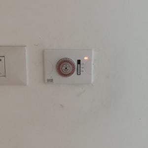 תרמוסטט על קיר לבן עם מתגי הפעלה