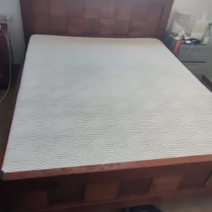 מזרן על מיטה עם צינורות ניקוי על הרצפה