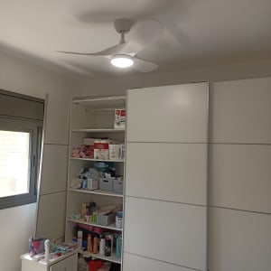 מאוורר תקרה מותקן בחדר עם ארון פתוח