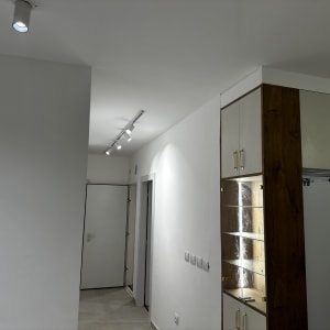 תאורת תקרה עם ספוטים במסדרון