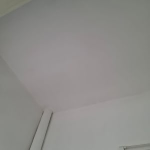 תקרה עם צינור ותאורה