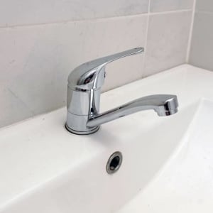 ברז כרום מותקן על כיור לבן