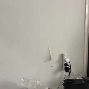 קיר עם סדק ליד שקע חשמל