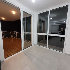 רצפה נקייה עם חלונות גדולים ומרפסת מוארת