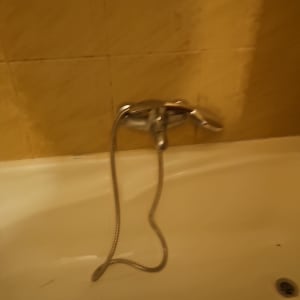 ברז אמבטיה עם צינור גמיש