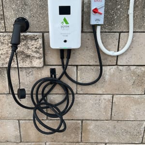 עמדת טעינה לרכב חשמלי על קיר חיצוני