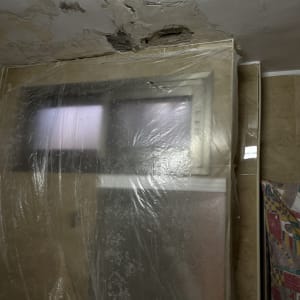 תקרה מתקלפת עם כיסוי ניילון על חלון