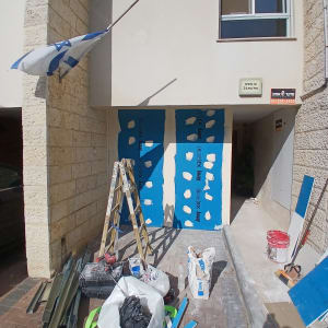 עבודות גבס עם לוחות כחולים וסולם באתר בנייה