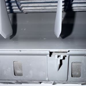 חלק פנימי של מזגן עם להבים ומסנן