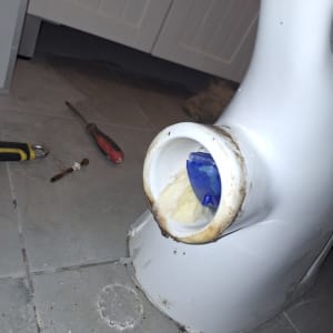 כלים וכלים לתיקון צנרת בשירותים