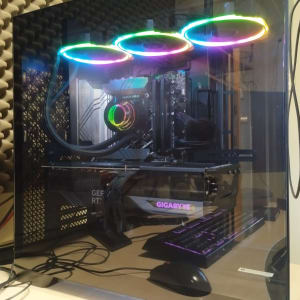 מחשב גיימינג עם תאורת RGB ומאווררים צבעוניים