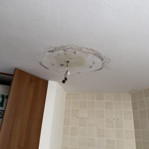 תקרה עם סימני תיקון וחוטי חשמל חשופים