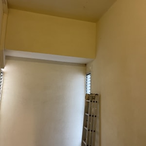 סולם צמוד לקיר צבוע בגוון בהיר