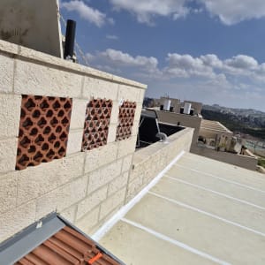 גג אטום עם חומרי איטום וכלי עבודה על הגג