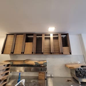 ארונות עץ עם קופסאות קרטון במטבח
