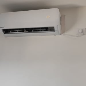 מזגן קיר עם תצוגת טמפרטורה 27 מעלות