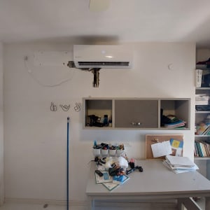 מקל צבע כחול על קיר לבן ליד שולחן