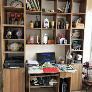 שולחן עבודה עם מחשב, מנורה וכלי כתיבה