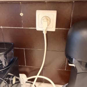 שקע חשמל עם תקע במטבח