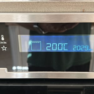 תצוגת תנור עם טמפרטורה 200 מעלות וזמן 20:29 דקות