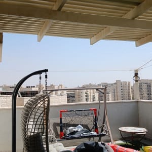 רשת יונים מותקנת על מרפסת עם נוף לבניינים