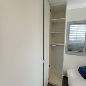 ארון פתוח עם מדפים ודלתות לבנות