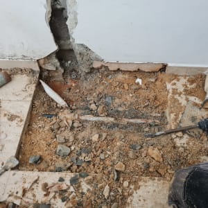 כלי עבודה של אינסטלטור, צינור, קיר שבור