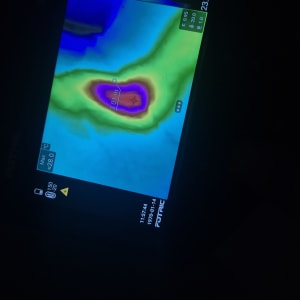 תצוגת מצלמה תרמית עם אזור חם במרכז