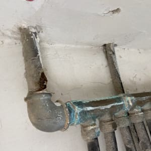 צינור מתכת עם חלודה וחיבורים ישנים