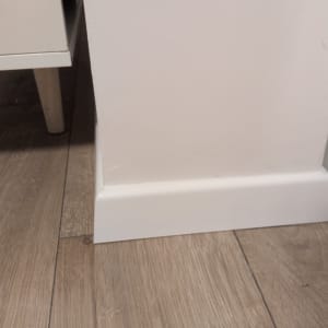 פינת קיר עם ריצוף עץ ולוח גבס