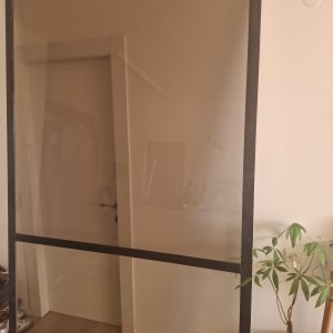 מסגרת זכוכית גדולה עם צמח נוי ליד