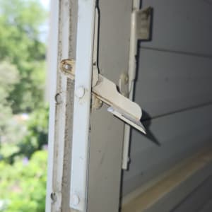 תקריב של תריס עם מנגנון נעילה