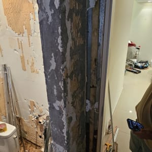 שיפוץ קיר עם כלי עבודה וחומרים באתר בנייה