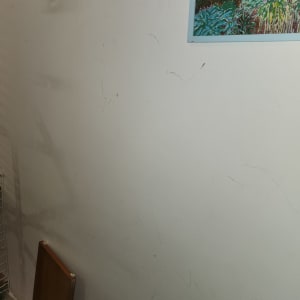 קיר עם סימנים וציור תלוי